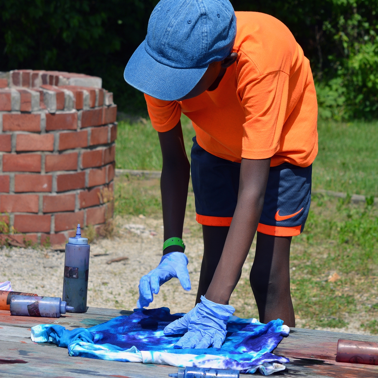 Rocks_2 2018 A Boy is tie-dyeing a shirt.